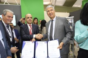 Photo remise du certificat ISO 9001 au stand de Biopharma SIAM 2023
